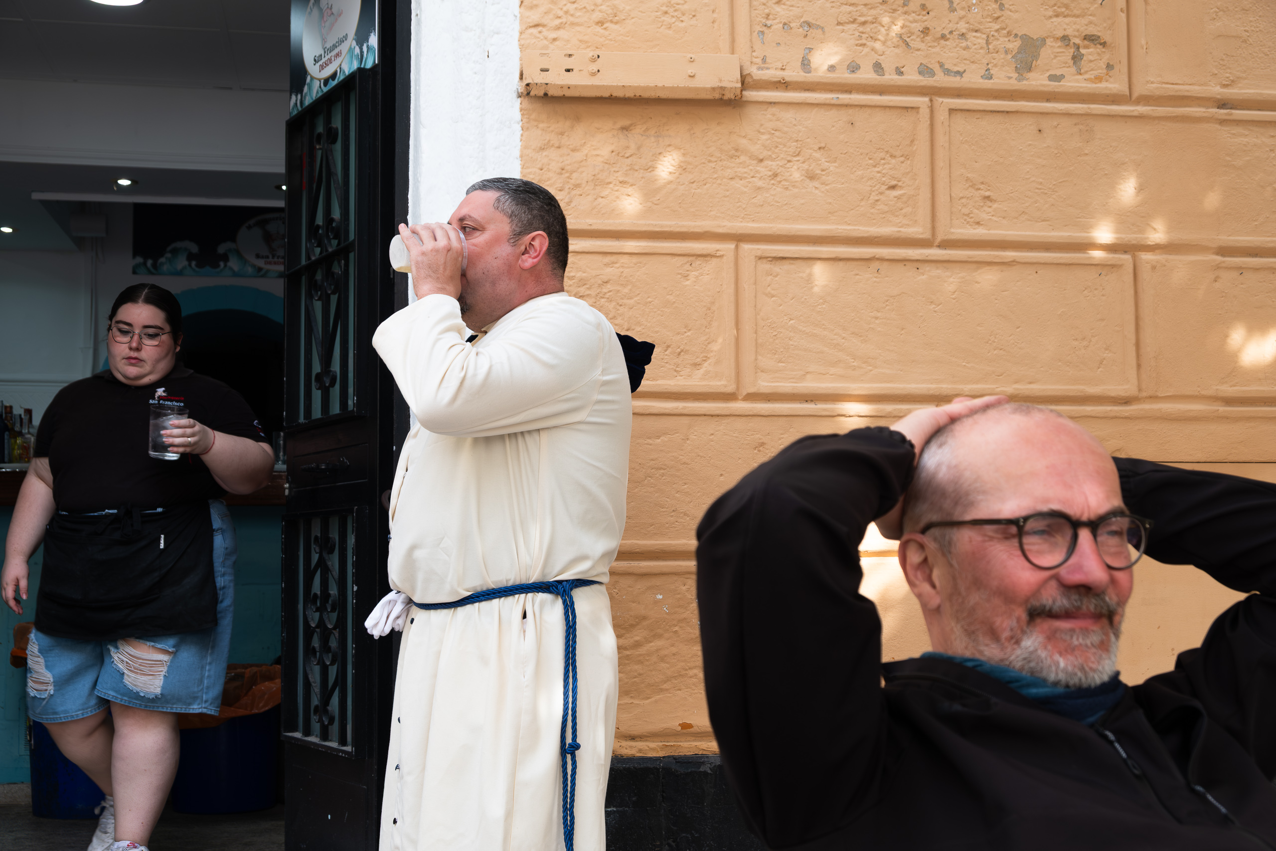 Pause in Cádiz – ein Nazareno trinkt Kaffee